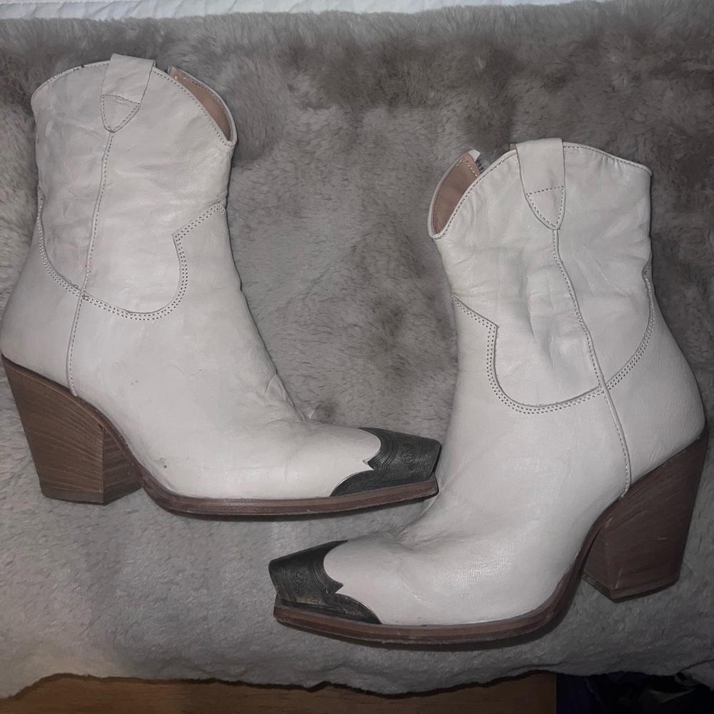 Heeled boots